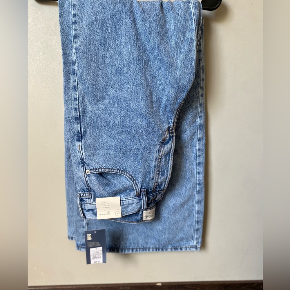 NWT Women's Mid-Rise Super Wide Leg Jeans - Universal Thread TM Light Wash 4